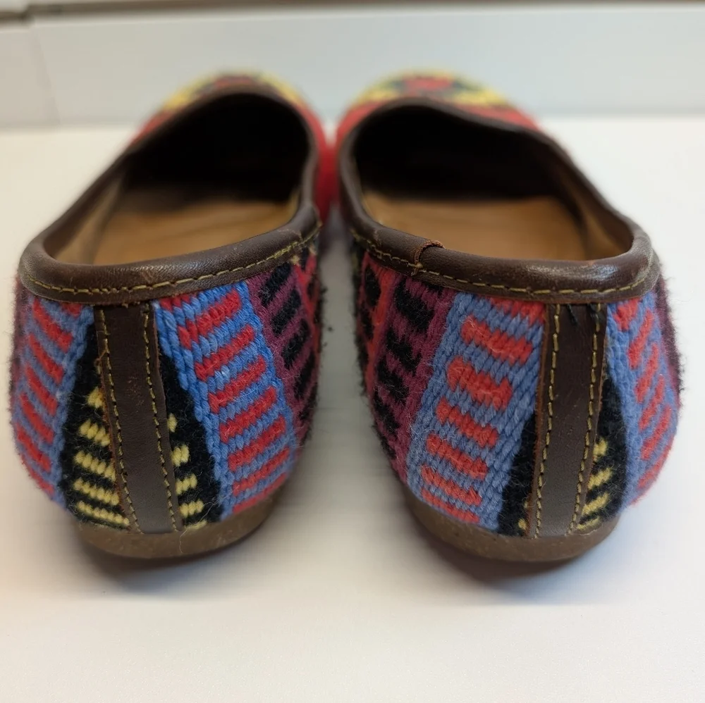 BORN Women’s Giselle Flat Shoes In Red Multi Aztec Size 8 Like New